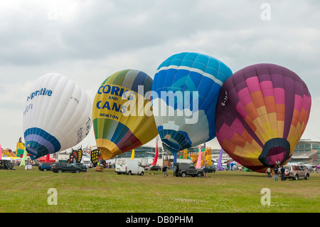 Heißluft Ballons aufgeblasen wird. Stockfoto