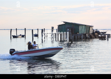 Fischer ist auf Stelzen auf der Insel Pellestrina vergossen. Stockfoto