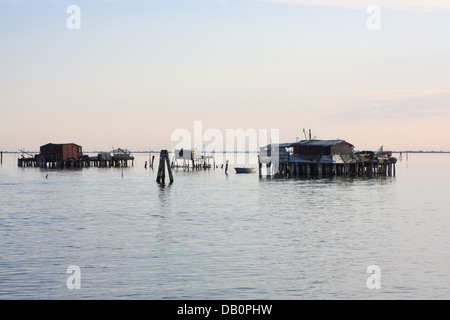 Fischer ist auf Stelzen auf der Insel Pellestrina vergossen. Stockfoto