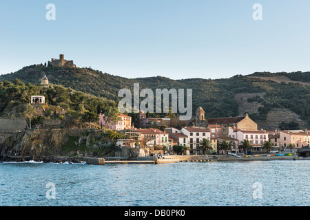 Blick auf Fort St. Elme, La Gloreta und die Windmühle von Collioure (auf der linken Seite), Pyrénées-Orientales, Languedoc-Roussillon, Frankreich Stockfoto