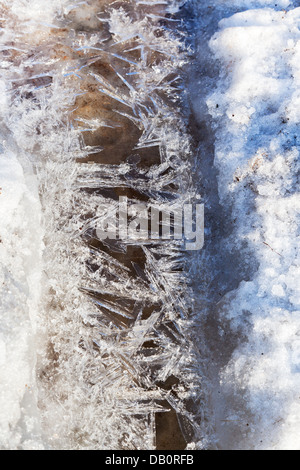 gefrorenen Eiskristallen unter schmelzenden Schnee Stream hautnah Stockfoto
