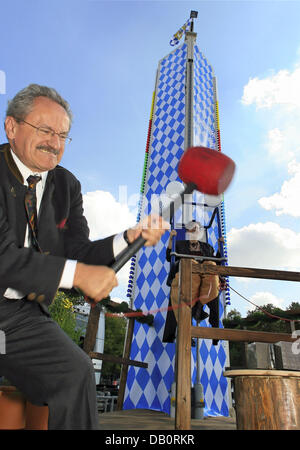 Münchens Herrn Oberbürgermeister Christian Ude (L) Katapulte Vize-Bürgermeister Christine Strobl in die Luft auf eine Jahrmarktsattraktion, genannt "Hau Den Lukas" auf dem Oktoberfest in München, Deutschland, 20. September 2007. 174. Otkoberfest beginnt nächsten Samstag, 22. September 2007 und läuft bis zum 7. Oktober. Foto: Peter Kneffel Stockfoto