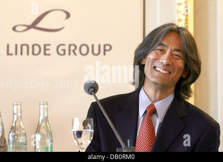 Der Musical Director General of Bavarian State Opera Kent Nagano ist im Rahmen einer Pressekonferenz an der Staatsoper in München, Deutschland, 20. September 2007 abgebildet. Linde wird Hauptsponsor der Bayerischen Staatsoper in der Saison 2007/2008. Foto: Tobias Hase Stockfoto