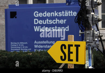 Ein Schild weist bis zum Eingang der Gedenkstätte Deutscher Widerstand "Bendlerblock" in Berlin, Deutschland, 21. September 2007. Bereich bleibt geschlossen bis 24 September für die Dreharbeiten von "Walküre", der Film mit Tom Cruise in der Rolle des Claus Schenk Count Stauffenberg war am selben Ort in 1944 wegen Versuchs der deutsche Diktator Adolf Hitler auf 20 Ju ermorden hingerichtet Stockfoto