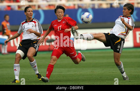 Deutschlands Ariane Hingst (R) und Linda Bresonik (L) wetteifern um den Ball mit Südkoreas Kim Yong-Ae während das Viertelfinale Deutschland vs. Südkorea bei der FIFA Frauen WM in Wuhan, China, 22. September 2007. Foto: Carmen Jaspersen Stockfoto