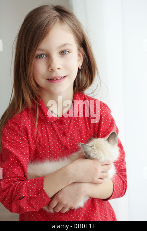 Kind und Kätzchen Stockfoto