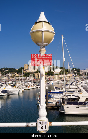 Torquay, Devon, England. 17. Juli 2013. Prinzessin-Pier und ein Schild No Fishing im Auftrag von Torquay Hafenmeister. Stockfoto