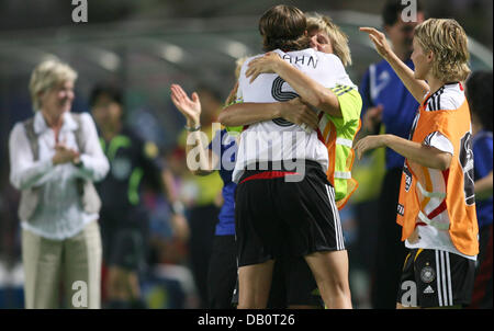 Deutschlands 3-0 Goalgetter, Anike Krahncheers umarmt, ersetzen Torwart Silke Rottenberg an der Seitenlinie, während ihre Teamkollegen Saskia Bartusiak (R) und Bundestrainer Silvia Neid (L) während das Viertelfinale Deutschland vs. Nordkorea bei der FIFA Frauen WM in Wuhan, China, 22. September 2007 blicken auf. Foto: Carmen Jaspersen Stockfoto