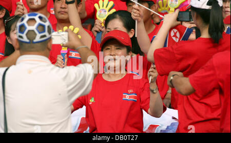 Nordkoreanischen Fans Welle Fahnen vor dem Viertelfinale Deutschland vs. Nordkorea bei der FIFA Frauen WM in Wuhan, China, 22. September 2007. Foto: Carmen Jaspersen Stockfoto