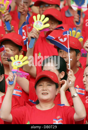 Nordkoreanischen Fans Welle Fahnen vor dem Viertelfinale Deutschland vs. Nordkorea bei der FIFA Frauen WM in Wuhan, China, 22. September 2007. Foto: Carmen Jaspersen Stockfoto