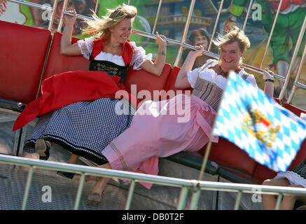 Zwei junge Frauen tragen Dirndl genießen ein Messegelände fahren auf dem Rummelplatz "Wiesn" während des Oktoberfestes in München, 22. September 2007. 174. Oktoberfest, die größte Messe der Welt, ist rund 6 Millionen Besucher erwartet bis zu seiner Schließung-Tag am 7. Oktober 2007. Foto: Karl-Josef Hildenbrand Stockfoto