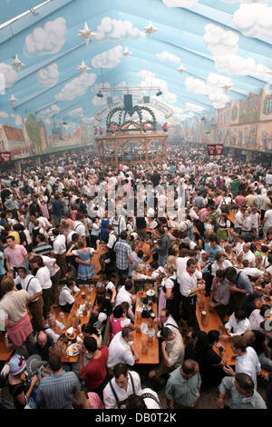 Leute feiern am überfüllten Hacker-Pschorr Bierzelt während des Oktoberfestes in München, 22. September 2007. 174. Oktoberfest, die größte Messe der Welt, ist rund 6 Millionen Besucher erwartet bis zu seiner Schließung-Tag am 7. Oktober 2007. Foto: Frank Leonhardt Stockfoto