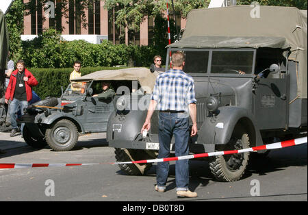 Besatzung der "Walküre" im Bild bei der Aufnahme Website Gedenkstätte Deutscher Widerstand "Bendlerblock" in Berlin, Deutschland, 23. September 2007. Bereich bleibt geschlossen bis 24 September für die Dreharbeiten von "Walküre", der Film mit Tom Cruise in der Rolle des Claus Schenk Count Stauffenberg war am selben Ort in 1944, deutscher Diktator Adolf Hitler o zu ermorden versucht ausgeführt Stockfoto