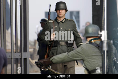 Extras während der Dreharbeiten von "Walküre" an der Gedenkstätte Deutscher Widerstand "Bendlerblock" in Berlin, Deutschland, 23. September 2007 abgebildet. Bereich bleibt geschlossen bis 24 September für die Dreharbeiten von "Walküre", der Film mit Tom Cruise in der Rolle des Claus Schenk Count Stauffenberg war ausgeführt am gleichen Ort im Jahr 1944 wegen Versuchs der deutsche Diktator Adolf zu ermorden Stockfoto