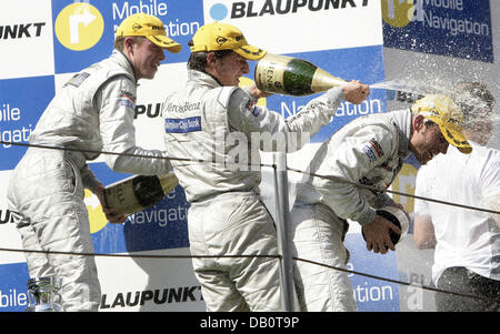 Die Piloten der Deutschen Tourenwagen Masters DTM Paul di Resta, Bruno Spengler und Jamie Green feiern nach dem Abschluss des Rennens in Bacelona, Spanien, 22. September 2007. Foto: Jürgen Hahn Stockfoto