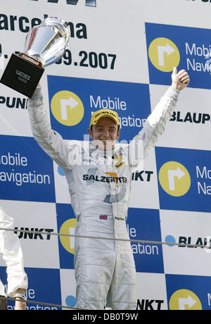 Der Pilot des Deutschen Tourenwagen Masters DTM Jamie Green Jubel nach dem Abschluss des Rennens in Bacelona, Spanien, 22. September 2007. Foto: Jürgen Hahn Stockfoto