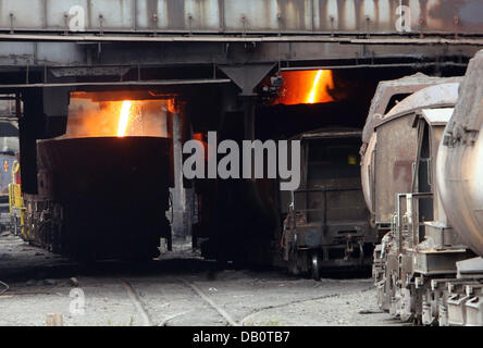 Flüssigstahl wird in Waggons der ThyssenKrupp-Stahlwerk vor einer Wohngegend in Duisburg-Beeck, Deutschland, 8. August 2007 gegossen. Foto: Franz-Peter Tschauner Stockfoto