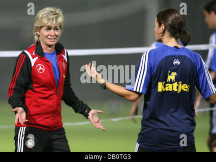 Trainer der deutschen Nationalmannschaft Silvia Neid (L) gibt Anweisungen an ihre Spieler Renate Lingor während des Trainings der deutschen Mannschaft bei der Pudong Sportcenter in Tianjin, China, 24. September 2007. Foto: Carmen Jaspersen Stockfoto