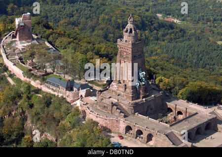 Das Photo zeigt eine Luftaufnahme auf das "Kyffhaeuser"-Denkmal auf dem gleichnamigen Berg Vormarsch in der Nähe von Bad Frankenhausen, Deutschland, 21. September 2007. Es wurde zwischen 1891 und 1896 als eine so genannte "Kaiser Wilhelm Nationaldenkmal" (nationales Denkmal zu Ehren Kaiser Wilhelms) konstruiert. Der 81m hohe Denkmal mit einem Reiterstandbild wurde Gewehrriemen von Bruno Schmitz und v Stockfoto