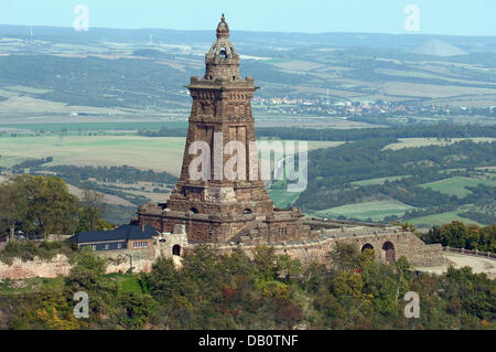 Das Photo zeigt eine Luftaufnahme auf das "Kyffhaeuser"-Denkmal auf dem gleichnamigen Berg Vormarsch in der Nähe von Bad Frankenhausen, Deutschland, 21. September 2007. Es wurde zwischen 1891 und 1896 als eine so genannte "Kaiser Wilhelm Nationaldenkmal" (nationales Denkmal zu Ehren Kaiser Wilhelms) konstruiert. Der 81m hohe Denkmal mit einem Reiterstandbild wurde Gewehrriemen von Bruno Schmitz und v Stockfoto