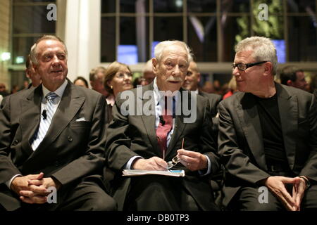 Der Staatsminister für Kultur und Medien Bernd Neumann (L), Direktor des jüdischen Museums W. Michael Blumenthal und der US-amerikanische Architekt Daniel Libeskind (R) nehmen Teil an der Einweihung des Atriums des jüdischen Museums in Berlin, 25. September 2007. Von den insgesamt 8,2 Millionen Euro Bau Kosten für den Bau privater Spender trugen zwei Drittel und 2,5 mi Stockfoto