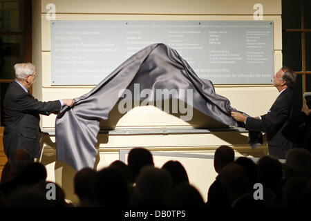 Der Staatsminister für Kultur und Media Bernd Neumann (R) und der Direktor des jüdischen Museums W. Michael Blumenthal enthüllen eine Tafel mit Namen der Spender bei der Eröffnung des Atriums des jüdischen Museums in Berlin, 25. September 2007. Der Bau von U.S.-amerikanischen Architekten Daniel Libeskind betreut kam zu einem Preis von insgesamt 8,2 Millionen Euro. Geber-cont Stockfoto