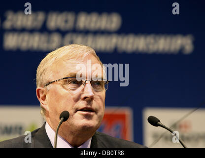 Pat McQuaid, Präsident von der International Cycling Union (UCI), spricht bei der Eröffnung des UCI Road World Championships in Stuttgart, Deutschland, 25. September 2007. Während der Rad-WM vom 26. bis 30. September 2007 stattfindet konkurrieren Radsportler aus aller Welt um den WM-Titel in Stuttgart. Foto: Patrick Seeger Stockfoto