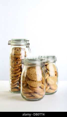 Schokolade, Lavendel und Haselnuss Cookies in einem Glas auf weißem Hintergrund Stockfoto