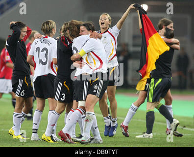 Deutschlands Birgit Prinz (Front L), Fatmire Bajramaj (vorne R) und ihre Teamkollegen jubeln nach dem 3: 0-Sieg im Halbfinale Deutschland vs. Norwegen bei der FIFA Frauen WM in Tianjin, China, 26. September 2007. Foto: Carmen Jaspersen Stockfoto