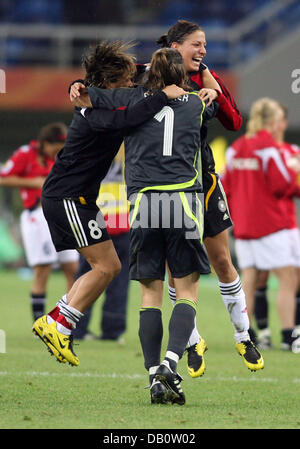 Deutschlands Torwart Nadine Angerer (C), Sandra Smisek (L) und Linda Bresonik jubeln nach dem 3: 0-Sieg im Halbfinale Deutschland vs. Norwegen bei der FIFA Frauen WM in Tianjin, China, 26. September 2007. Foto: Carmen Jaspersen Stockfoto