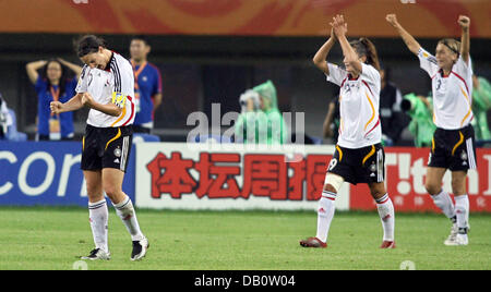 Deutschlands Birgit Prinz (L), Fatmire Bajramaj und Sandra Minnert (R) jubeln nach dem 3: 0-Sieg im Halbfinale Deutschland vs. Norwegen bei der FIFA Frauen WM in Tianjin, China, 26. September 2007. Foto: Carmen Jaspersen Stockfoto