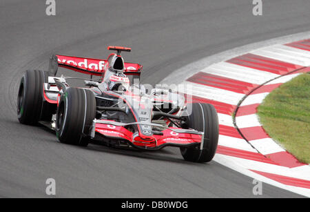 Spanisch-Formel-1-Fahrer Fernando Alonso von McLaren Mercedes steuert sein Auto durch eine Wendung in Übung 2 auf Fuji Speedway in der Nähe von Gotemba, Japan, 28. September 2007. Amtierende Weltmeister Alonso beträgt nur zwei Punkte kurz auf seine Meisterschaft führende Rookie-Teamkollegen Lewis Hamilton mit drei Rennen zu fahren. Die 2007 ist Formel 1 Grand Prix von Japan am 30. September statt. Foto: GERO Stockfoto