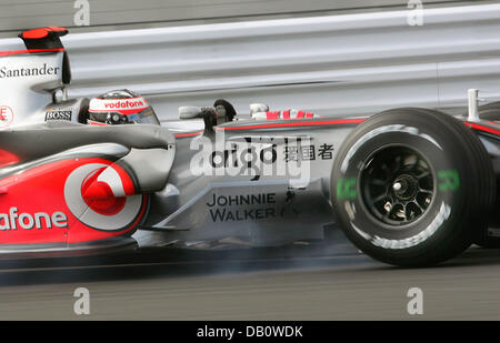 Spanisch-Formel-1-Fahrer Fernando Alonso von McLaren Mercedes vermisst die Sollbruchstelle während der Übung 2 auf Fuji Speedway in der Nähe von Gotemba, Japan, 28. September 2007. Amtierende Weltmeister Alonso beträgt nur zwei Punkte kurz auf WM-führenden Rookie-Teamkollege Lewis Hamilton mit drei Rennen zu fahren. Die 2007 ist Formel 1 Grand Prix von Japan am 30. September statt. Foto: GERO BRE Stockfoto
