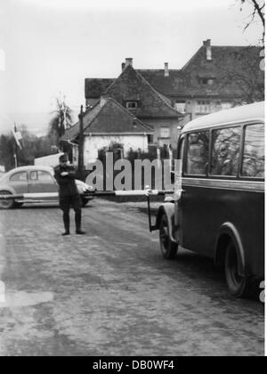 Grenzen, Grenzfälle, Zwischenfall an der deutsch-französischen Grenze bei Schweigern, Rheinland-Pfalz, 13.11.1952, Bus mit illegalen deutschen Rekruten für die französische Fremdenlegion, deutscher Zollbeamter hält den Bus an, Zusatzrechte-Abfertungen-nicht verfügbar Stockfoto