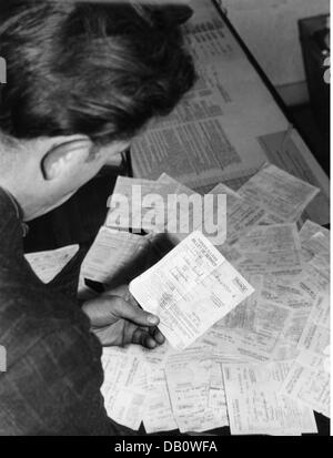 Grenzen, Grenzfälle, Zwischenfall an der deutsch-französischen Grenze bei Schweigern, Rheinland-Pfalz, 13.11.1952, Bus mit illegalen deutschen Rekruten für die französische Fremdenlegion, Überprüfung der französischen Militärtickets, Zusatzrechte-Abfertigung-nicht verfügbar Stockfoto