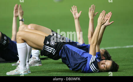 Deutschland internationale Linda Bresonik (vorne) führt eine Übung trainiert die Nationalmannschaft in Shanghai, China, 28. September 2007. Deutschland steht Brasilien für die vielversprechende FIFA Frauen WM 2007 Weltfinale am 30. September. Foto: Carmen Jaspersen Stockfoto