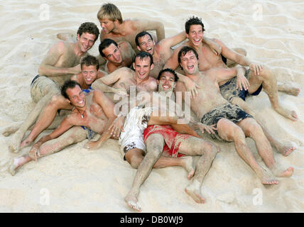 Das Deutsche Eishockey-Team stellt sich in den Sand am Esquinzo Playa Strand von Fuerteventura, Spanien, 27. September 2007. Vom 22. bis 29. September verbringen 86 deutsche Athleten, gefördert von der Stiftung "Deutsche Sporthilfe" Sie eine Woche auf der Kanarischen Insel, ihre "Champion of the Year 2007" zu wählen. Foto: Achim Scheidemann Stockfoto