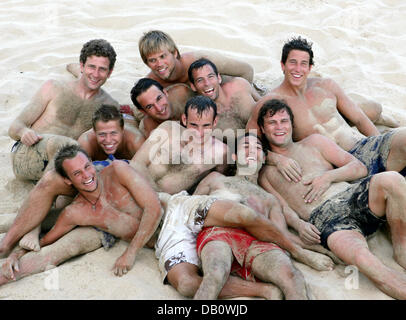 Das Deutsche Eishockey-Team stellt sich in den Sand am Esquinzo Playa Strand von Fuerteventura, Spanien, 27. September 2007. Vom 22. bis 29. September verbringen 86 deutsche Athleten, gefördert von der Stiftung "Deutsche Sporthilfe" Sie eine Woche auf der Kanarischen Insel, ihre "Champion of the Year 2007" zu wählen. Foto: Achim Scheidemann Stockfoto