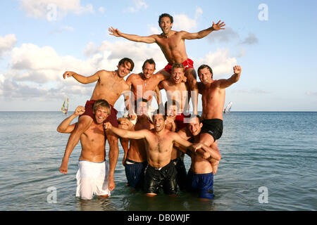 Das Deutsche Eishockey-Team stellt sich in den Sand am Esquinzo Playa Strand von Fuerteventura, Spanien, 27. September 2007. Vom 22. bis 29. September verbringen 86 deutsche Athleten, gefördert von der Stiftung "Deutsche Sporthilfe" Sie eine Woche auf der Kanarischen Insel, ihre "Champion of the Year 2007" zu wählen. Foto: Achim Scheidemann Stockfoto