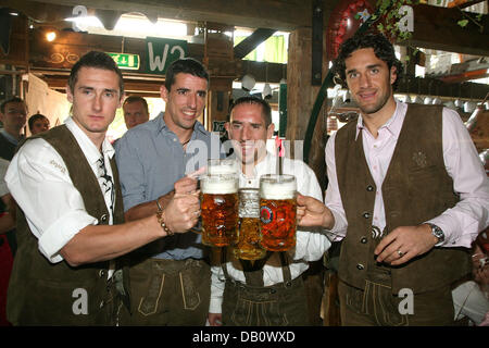 Ehemalige Bayern München Holländer Roy Makaay (2 L) und aktuellen FC Bayern München-Spieler Miroslav Klose (L), Luca Toni (Italien, R) und Franck Ribery (Frankreich) klingen ihre Bierkrüge während des Oktoberfestes in München, 30. September 2007. 174. Oktoberfest, die größte Messe der Welt, ist rund 6 Millionen Besucher erwartet bis zu seiner Schließung-Tag am 7. Oktober 2007. Stockfoto