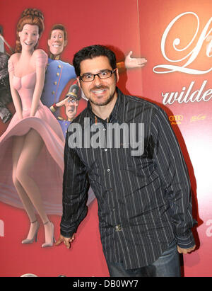 Comedian Rick Kavanian stellt nach der Presse-Preview des neuen Films "Lissi und der wilde Kaiser" (Lissi Und der Wilde Kaiser) vor einem Werbeplakat im Maxx Kino in München, 1. Oktober 2007. Kavanian ist der Synchronsprecher des Zeichens Feldmarschall in Michael "Bully" Herbig 3D Animationsfilm, in dem er selbst zum Teil des Lissi seine Stimme leiht. Die Stockfoto