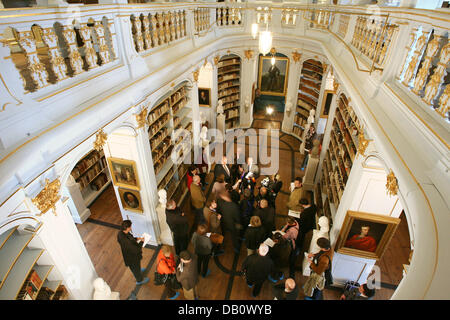 Herzogin Anna Amalia Library ist in seiner ganzen Pracht abgebildet, nachdem ein Feuer teilweise, es vor drei Jahren in Weimar, Deutschland, 18. Oktober 2007 zerstört war. Die letzten Kunstwerke sind zurück zu den Rokokosaal nur wenige Tage vor der feierlichen Neueröffnung am 24. Oktober. Die Kosten für den Wiederaufbau der deutschen UNESCO-Welterbe beliefen sich auf 12,8 Millionen Euro, während der Renovierung und ers Stockfoto