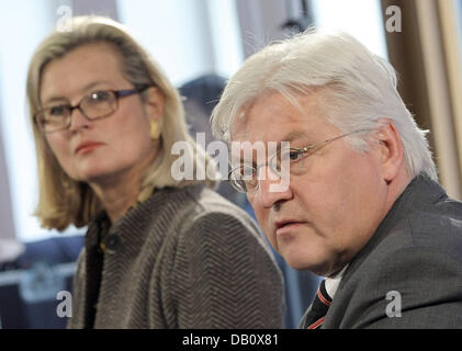 German Foreign Minister Frank-Walter Steinmeier (R) und seinem österreichischen Amtskollegen Ursula Plassnik (L) geben Erklärungen während einer Pressekonferenz in Berlin, Deutschland, 8. Oktober 2007. Deutschland und Österreich gefährdet zu fördern, eine stärkere internationale Kontrolle Material für Kernwaffen zu verbreiten. Die beiden Außenminister Pleeded, Maker Kernbrennstoffe für alle staatlichen Stockfoto