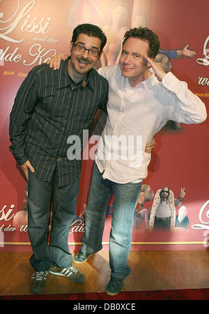 Komiker Michael "Bully" Herbig und Rick Kavanian (L) stellen nach der Presse-Preview des neuen Films "Lissi und der wilde Kaiser" (Lissi Und der Wilde Kaiser) vor einem Werbeplakat im Maxx Kino in München, 1. Oktober 2007. Herbig stars wie der Synchronsprecher von Lissi, während sein Kollege Kavanian seine Stimme des Films Feldmarschall Charakter verleiht. Das Produkt Stockfoto