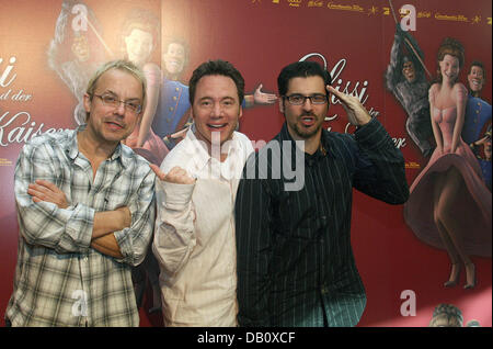 Henni Nachtsheim, der das Hessische Comedy-Duo "Badesalz" und Komiker Michael "Bully" Herbig und Rick Kavanian (L-R) stellen nach der Presse-Preview des neuen Films "Lissi und der wilde Kaiser" (Lissi Und der Wilde Kaiser) vor einem Werbeplakat im Maxx Kino in München, 1. Oktober 2007. Herbig-Stars wie der Synchronsprecher von Lissi, sein Kollege Kavanian als die fiel Stockfoto