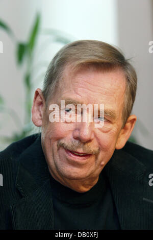 Der ehemalige tschechische Präsident Vaclav Havel ist in seinem Büro in der Innenstadt von Prag, Tschechische Republik, 19. September 2007 abgebildet. Foto: Bjoern Steinz Stockfoto