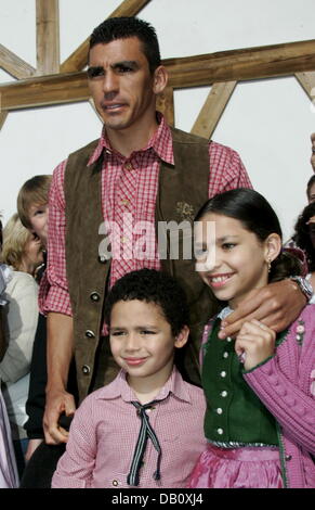 FC Bayern München Spieler brasilianischen Lucio, Tochter Victoria und Sohn Joao Victor Lächeln für die Fotografen auf der "Wiesn" in München, 30. September 2007. Team-Mitglieder und Mitarbeiter des FC Bayern München traditionell das Oktoberfest jedes Jahr zu besuchen. Foto: Matthias Schrader Stockfoto