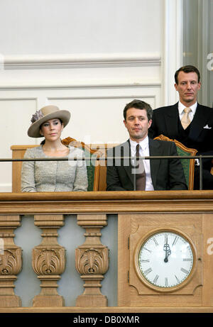 Kronprinz Fredrik von Denmark (C), seine Frau Prinzessin Mary von Dänemark (L) und sein Bruder Prinz Joachim von Denmark (R) besuchen die Eröffnung des dänischen Parlaments in Kopenhagen, Dänemark, 2. Oktober 2007. Foto: Albert van der Werf (Niederlande) Stockfoto