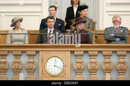 (Fron Zeile R-L) Henrik der Prinz Consort von Dänemark, Königin Margrethe II von Dänemark, Kronprinz Fredrik von Dänemark, seine Frau Prinzessin Mary von Dänemark, (hintere Reihe L-R) seinem Bruder Prinz Joachim von Dänemark und Prinzessin Benedikte von Dänemark besuchen die Eröffnung des dänischen Parlaments in Kopenhagen, Dänemark, 2. Oktober 2007. Foto: Albert van der Werf (Niederlande) Stockfoto