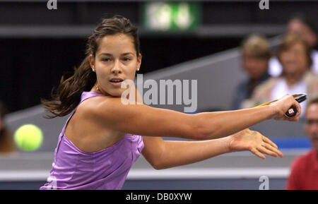 Serbische Tennisspielerin Ana Ivanovic spielt eine Rückhand in ihrem zweiten Vorrundenspiel gegen Schweizer Patty Schnyder in der "Porsche-Damen-Tennis-Grand-Prix" in der Porsche-Arena in Stuttgart, Deutschland, 3. Oktober 2007. Foto: Norbert Foersterling Stockfoto